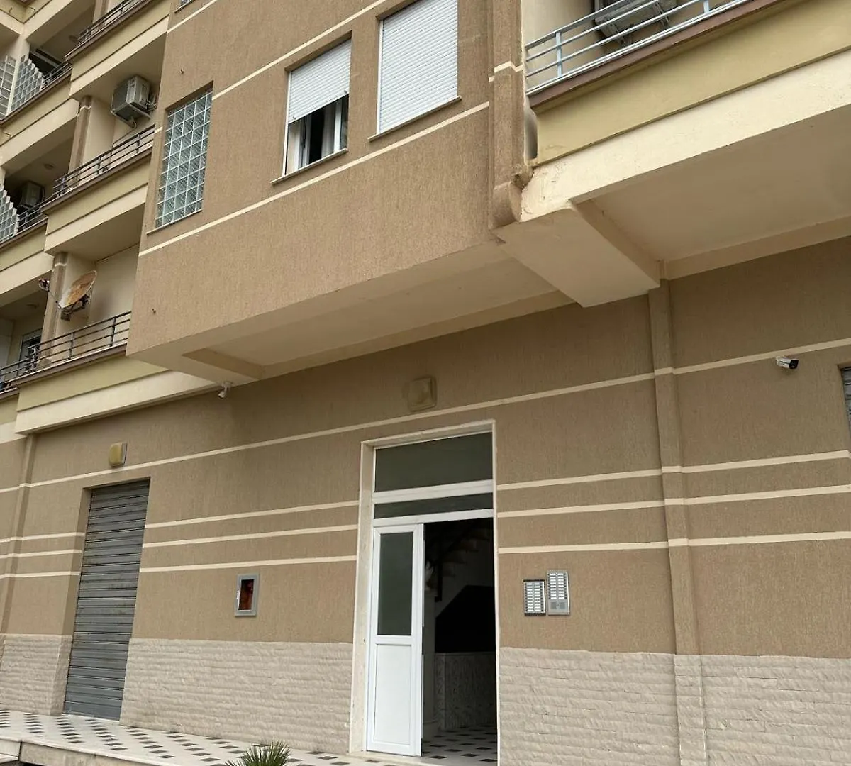 First Row Beach Apartament Vlore 0*,