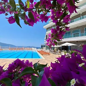 Toto Boutique & Vlore